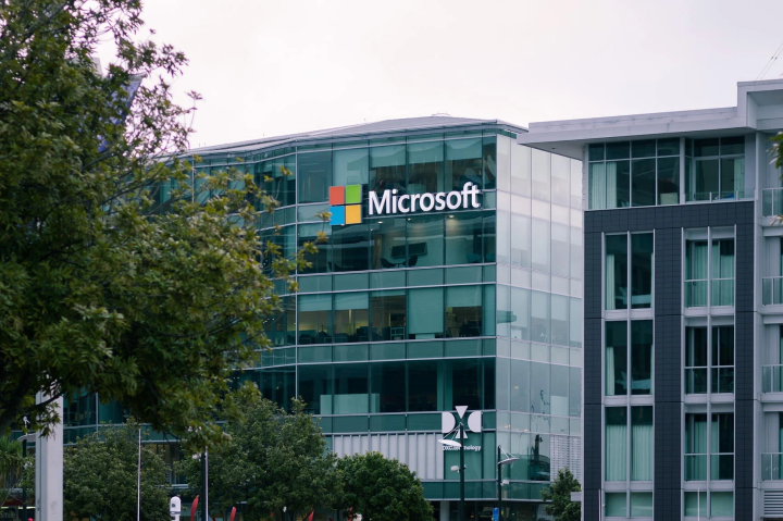 Microsoft sa thải gần 1.800 nhân viên để tái tổ chức